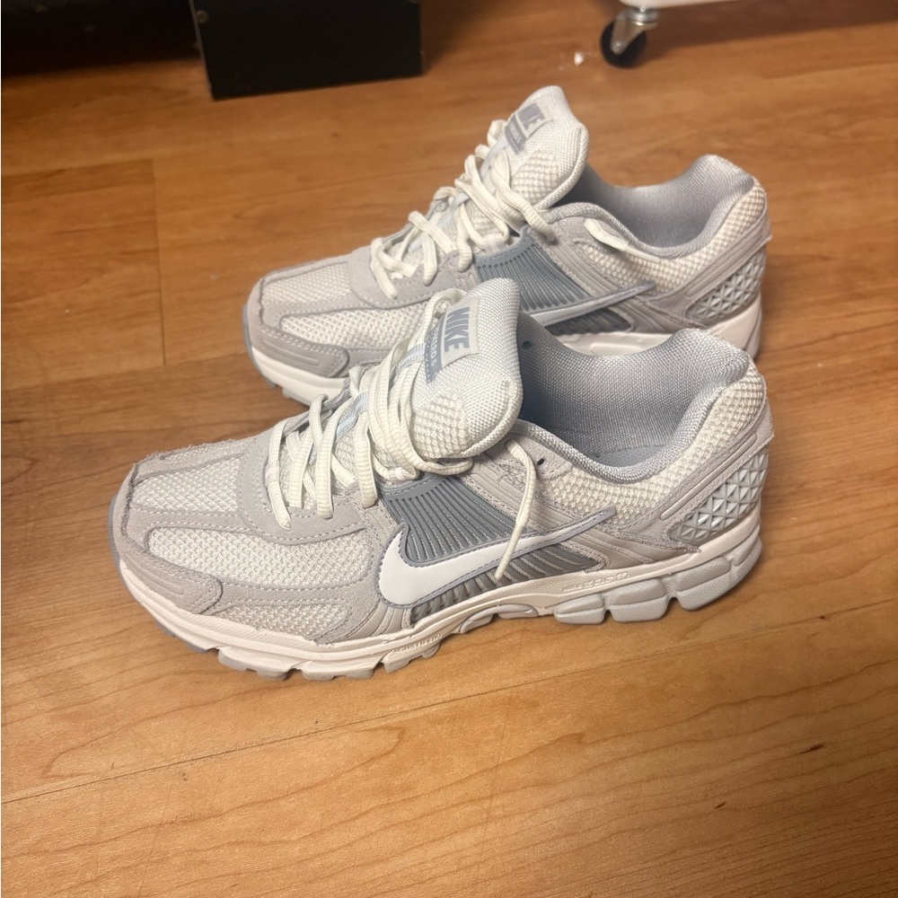 Nike Vomero 5 Women’s Size 9.5 Grey & White NWOT